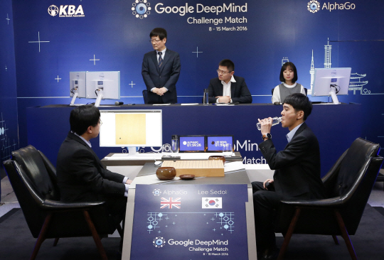 이세돌 9단(오른쪽)이 9일 서울 포시즌스 호텔에서 구글 인공지능 ‘알파고(AlphaGo)’와의 구글 딥마인드 챌린지 매치 1국 중 첫 수를 둔 뒤 물을 마시고 있다./연합뉴스