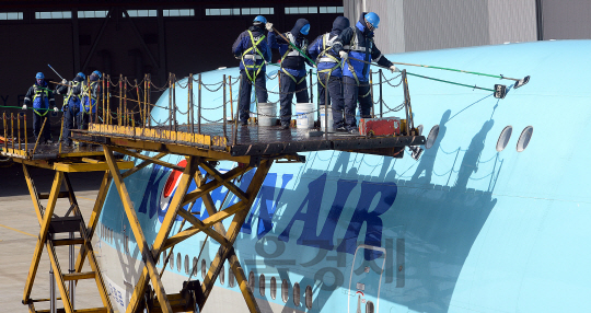 대한항공 직원들이 9일 오전 인천시 중구 인천국제공항 대한항공 인천 정비 격납고에서 봄을 맞아 항공기의 분진과 황사를 제거하기 위한 세척작업을 하고 있다./영종도=이호재기자.