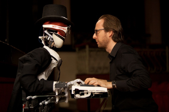 로봇 피아니스트 테오 트로니코(왼쪽)와 이탈리아 출신의 유명 피아니스트 로베르토 프로세다는 ‘인간 대 로봇’이라는 흥미로운 주제로 연주 대결 프로젝트를 진행하고 있다./사진=로베르토 프로세다 공식 홈페이지