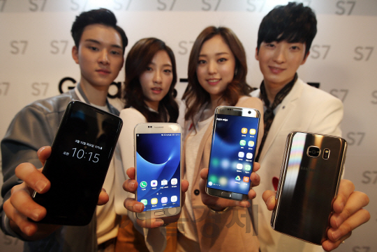 10일 오전 서울 장충동 호텔신라에서 열린 삼성전자 프리미엄 스마트폰 갤럭시 S7, 갤럭시 S7 엣지 국내 출시 미디어데이 행사에서 모델들이  제품을 선보이고 있다./송은석기자
