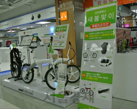 잠실 하이마트몰 내에 마련된 전기자전거 만도풋루스 매장에 전기자전거가 전시돼있다./사진제공=만도풋루스