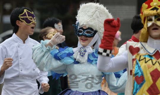 롯데월드 봄 축제 '마스크 페스티벌' 에 놀러오세요!