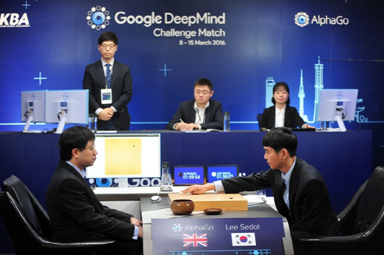 이세돌 (오른쪽) 9단이 구글 딥마인드가 개발한 인공지능 ‘알파고’(AlphaGo)와 일전을 벌이고 있다.