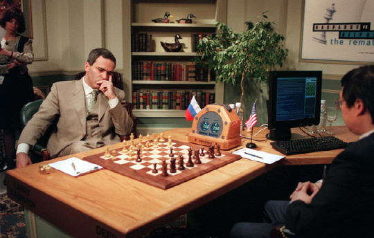 97년 IBM이 개발한 ‘딥블루(Deep Blue)’가 여섯 번의 대결에서 2승 3무 1패의 성적으로 당시 세계 체스 챔피언 게리 가스파로프(왼쪽)를 꺾었다.