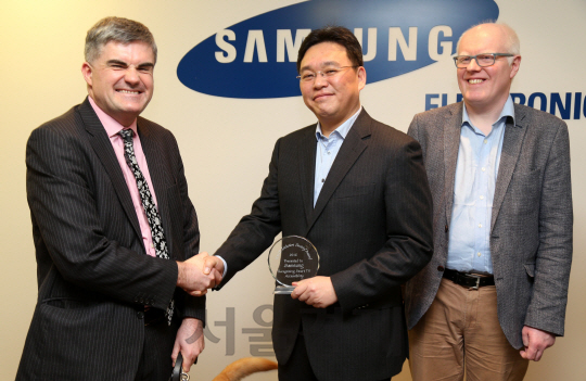 삼성전자 DMC연구소산하 SRUK(Samsung R&D Institute UK) 박기병 연구소장이(사진 가운데) 대표로 영국 왕립시각장애인협회로부터 ‘사회공헌상’을 수상하고 있다. /사진제공=삼성전자