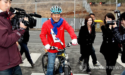 이재오 의원은 19대 총선 당시 자전거를 타고 선거운동을 벌였다. /연합뉴스