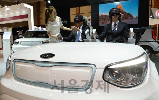 18일 서귀포 제주국제컨벤션센터에서 '제3회 국제전기자동차엑스포'가 개막한 가운데 기아자동차 부스에서 관람객들이 VR(가상현실) 시뮬레이터를 체험하고 있다./서귀포=송은석기자