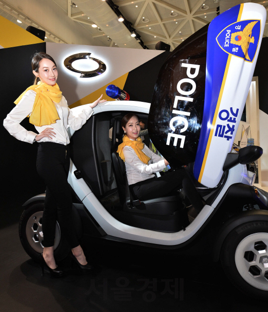 18일 서귀포 제주국제컨벤션센터에서 '제3회 국제전기자동차엑스포'가 개막한 가운데 르노삼성자동차 부스에서 모델들이 초소형 전기차 '트위지'를 선보이고 있다./서귀포=송은석기자