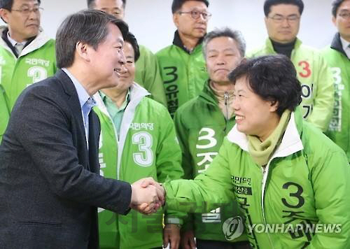 안철수 국민의당 공동대표가 조배숙 예비후보(전북 익산을)와 악수를 하고 있다./연합뉴스