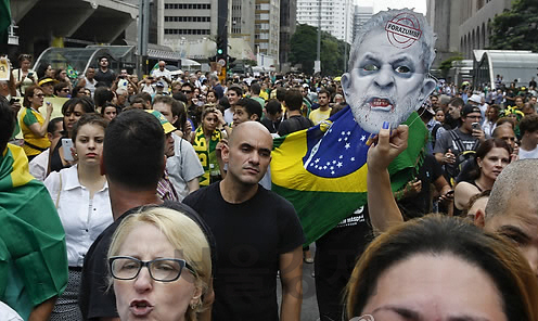 17일(현지시각) 브라질 상파울루에서 지우마 호세프 대통령 탄핵을 요구하고 룰라 전 대통령의 수석장관 임명에 항의하는 시위가 벌어지고 있다. /연합뉴스