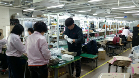 에어비타 직원들이 18일 서울 가양테크로타운 생산라인에서 음이온 공기정화기 부품을 조립하고 있다.  /사진=서정명기자