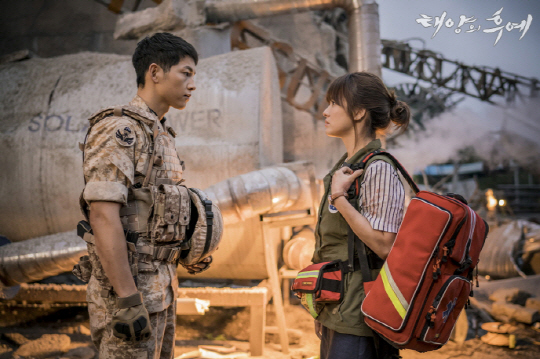최근 20%가 넘는 높은 시청률로 인기 몰이를 하고 있는 KBS드라마 ‘태양의 후예’는 군대에 대한 일반인의 인식 변화에 큰 역할을 하고 있다./KBS