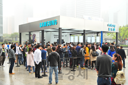 지난 18일 중국 광저우 광저우역에 위치한 삼성전자 스토어가 ‘갤럭시S7’을 체험하려는 소비자들로 북적이고 있다. /사진제공=삼성전자