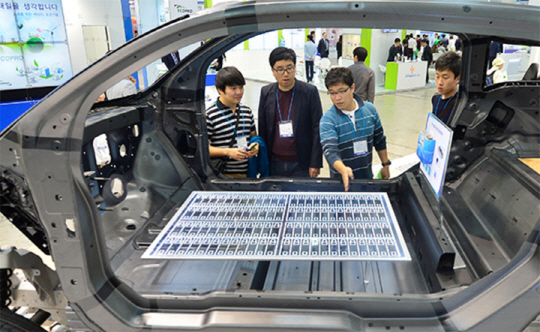 관람객들이 삼성SDI 미래형 전기차 배터리 모형을 살펴보고 있다.
