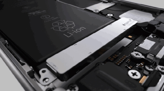 아이폰6S에는 1,715mAh 용량의 리튬이온 배터리가 장착돼 있다.