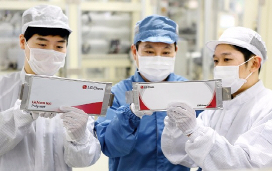 청주 LG화학 오창공장에서 직원들이 생산된 배터리셀을 살펴보고 있다.