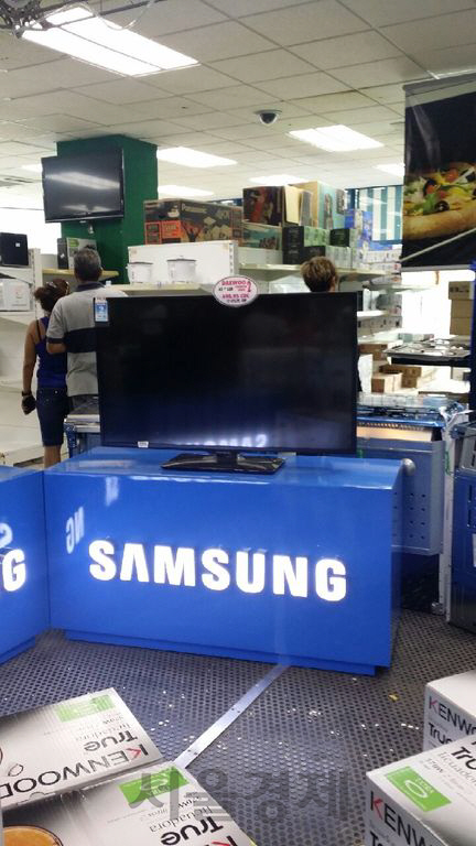 하바나 시내의 한 수퍼마켓에 삼성 로고가 들어있는 진열대 위에 삼성잔자 TV가 놓여있다. 가격표에 698.95CUC(17,450CUP)로 적혀있다. 쿠바 근로자의 평균 월급이 24CUC임을 감안하면 2년 반 동안 월급을 모아야 살 수 있는 초고가품이다.