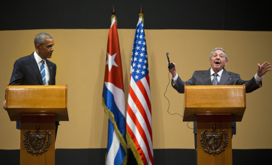 버락 오바마(왼쪽) 대통령과 라울 카스트로 쿠바 국가평의회 의장이 21일(현지시간) 정상회담 후 공동 기자회견을 하고 있다.