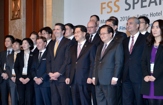 22일 서울 소공동 롯데호텔에서 열린 'FSS SPEAKS 2016', 외국계 금융회사 대상 연례업무설명회 시작 전 진웅섭(가운데) 금감원장, 마크 리퍼트(앞줄 왼쪽 다섯번째) 주미대사 까오영신(앞줄 왼쪽 일곱덟번째) 중국은행 부행장 등 참석자들이 기념촬영을 하고 있다./송은석기자