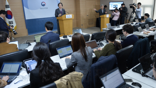 정기석 질병관리본부장이 22일 서울 세종로 정부서울청사에서 한국인 첫 지카바이러스 양성 판정자 상황 및 대책에 대해 발표하고 있다./송은석기자