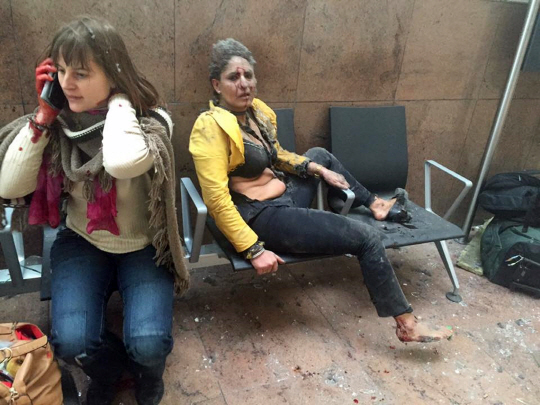 22일(현지시간) 오전 폭탄 테러가 발생한 브뤼셀 국제공항에서 한 여성이 부상을 입어 도움을 기다리고 있다./연합뉴스