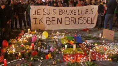 공항 및 지하철 테러가 발생한 22일 벨기에 브뤼셀 도심 브루스 광장에 수백 명의 시민이 모여 “나는 브뤼셀인이다”라는 현수막을 펼쳐들고 있다. /사진=구글