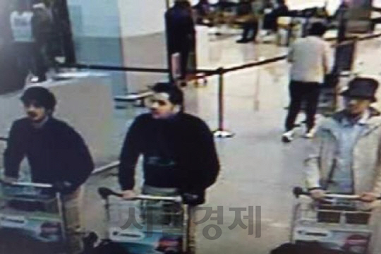 브뤼셀 자벤텀 국제공항 건물내에 설치된 CCTV에 찍힌 폭탄 테러 용의자들. 오른쪽의 모자를 쓴 흰 점퍼 차림 남자는 도주한 것으로 알려졌다./사진=벨기에 경찰 SNS