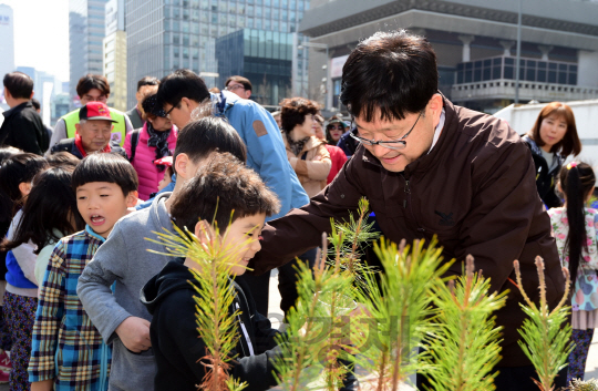 신원섭(사진 오른쪽 첫 번째) 산림청장이 어린이들에게 소나무 묘목을 나눠주고 있다. 사진제공=산림청