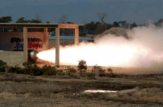 北, 고체연료 로켓시험 공개…미사일 능력 고도화 과시
