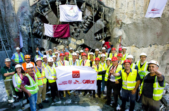 SK건설이 2022년 카타르 도하 월드컵을 앞두고 건설중인 도하 지하철 1호선 레드라인(Red Line) 북부선 터널구간을 관통했다. 터널 관통 후 SK건설 및 컨소시엄사 구성원들이 기념촬영을 하고 있다./사진제공=SK건설