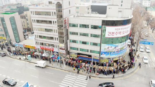 롯데건설의 ‘의정부 롯데캐슬골드파크’ 견본주택 앞에 방문객들이 줄을 서 입장을 기다리고 있다./사진제공=롯데건설