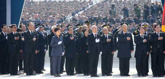 국기에 대한 경례      (대전=연합뉴스) 백승렬 기자 = 박근혜 대통령과 참석자들이 25일 국립대전현충원에서 열린 제1회 서해수호의 날 기념식에서 헌화·분향하기 위해 현충탑으로 이동하던 중 태극기 앞에서 경례하고 있다.     2016.3.25      srbaek@yna.co.kr  (끝)      <저작권자(c) 연합뉴스, 무단 전재-재배포 금지>