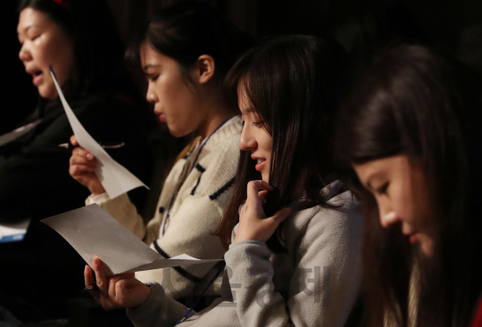 한국 SC은행이 개최한 시각장애 청소년들의 경제 교과서 제작을 위한 '착한 목소리 페스티벌'에 참가한 목소리 기부 희망자들이 오디션을 보고 있다. 심사는 시각장애인들이 맡았고 285명의 합격자는 초·중학생이 꼭 알아야 할 금융 관련 동화 형 콘텐츠 및 사물 묘사 콘텐츠 낭독 봉사에 참여한다./송은석기자