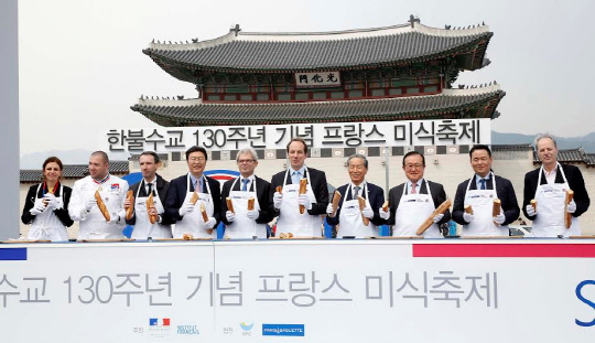 25일 서울 광화문 북측 광장에서 열린 ‘한불 수교 130주년 기념 프랑스 미식축제’에서기욤 고메즈(왼쪽 두번째) 프랑스 대통령 수석 셰프, 파비앙 페논(〃 여섯번째) 프랑스 대사, 조상호(〃 일곱번째) SPC그룹 총괄사장 등이 한불 수교 130주년을 상징하는 바게뜨를 자르고 있다./사진제공=SPC