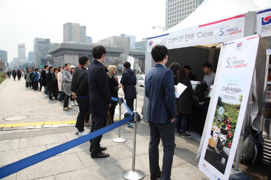 25일 서울 광화문 북측광장에서 열린 ‘소 프렌치 델리스트 페스티벌’에서 시민들이 제품을 구매하기 위해 길게 줄을 서 있다. /사진제공=SPC