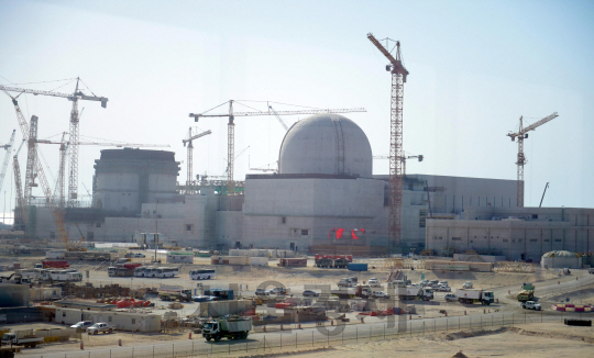 한국수력원자력이 아랍에미리트(UAE)에 건설하고 있는 바라카 원전 1, 2호기 전경. 올해부터 한수원은 국내 중소기업과 합작설립한 법인(KNP)을 통해 원전 가동에 필요한 부품을 납품한다. /사진제공=한수원