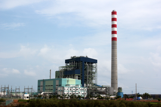 중부발전이 운영하고 있는 인도네시아 찌레본 석탄화력발전소. 중부발전은 지난 2012년 7월부터 상업운전에 들어간 찌레본 발전소를 통해 지난해 165억원의 순이익을 올렸다. /사진제공=중부발전