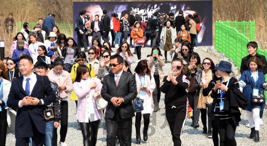 27일 중국 아오란 그룹 임직원들이 드라마 ‘별에서 온 그대’의 촬영지로 알려진 인천시 연수구 송도 석산을 방문해 기념촬영을 하는 등 즐거운 시간을 보내고 있다. /인천=이호재기자