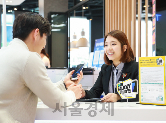 서울 마포구에 위치한 삼성 디지털프라자 홍대점에서 고객이 ‘갤럭시클럽’에 가입하고 있는 모습 /사진제공=삼성전자