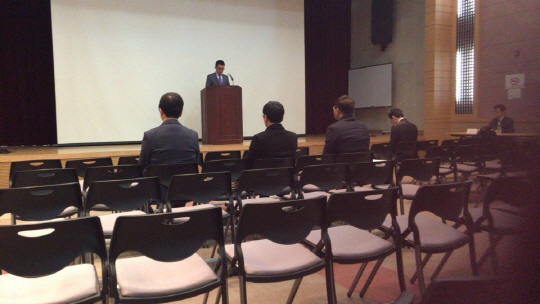 썰렁한 주총장...28일 서울 강남구 삼성동에서 진행된 주주총회 회의장에는 고작 5명 남짓의 주주가 참석했다.