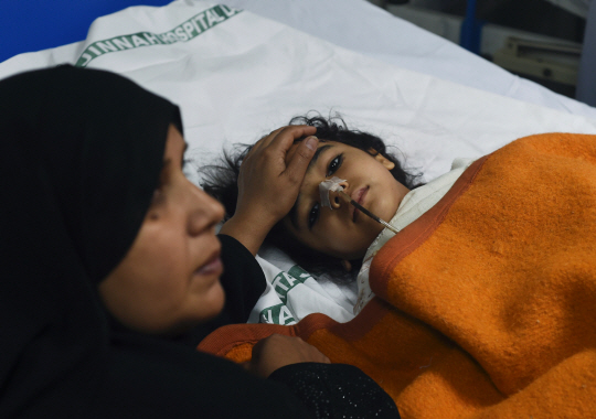 부활절인 27일(현지시간) 파키스탄 북동부 펀자브주의 주도 라호르에 위치한 한 어린이공원에서 발생한 자폭테러로 부상한 소녀가 인근 병원에서 간호를 받고 있다. 이슬람 수니파 극단주의 무장조직 파키스탄탈레반(TTP)은 사고 직후 이번 테러가 자신들의 소행이라고 발표했다. 파키스탄 당국은 이번 테러로 최소 72명이 숨지고 300여명이 부상했으며 사망자 대부분이 어린이와 여성이라고 밝혔다.       /라호르=AFP연합뉴스
