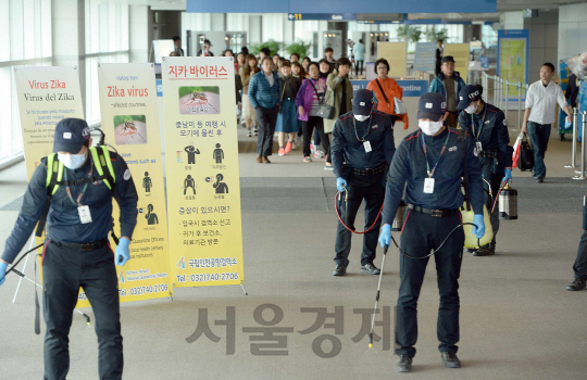 지카바이러스 국내 첫 확진환자가 확인됐던 지난 22일 인천국제공항 전문 방역요원들이 공항입국장 CIQ지역의 바닥을 소독하고 있다./영종도=이호재기자.