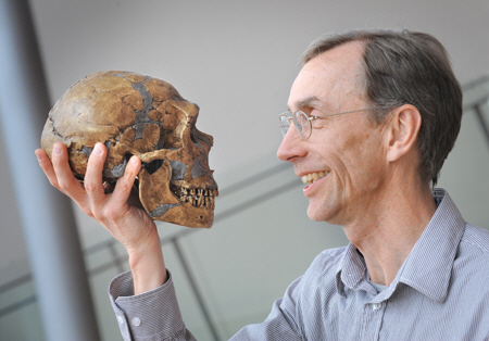 네안데르탈인과 데니소바인 게놈 해독을 이끈 독일 막스플랑크진화인류학연구소의 스반테 패보 박사가 네안데르탈인의 두개골을 들고 있다.