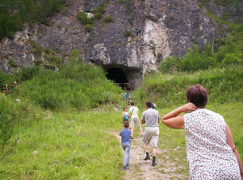 시베리아 알타이 사맥에 위치한 데니소바 동굴을 찾은 관광객들. 이 곳에서는 데니소바인의 어금니 2개와 손가락 뼈가 발견됐다.