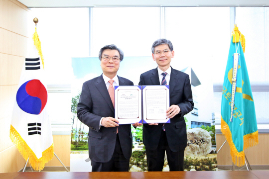 김영표(오른쪽) LX공사 사장과 김순철 신용보증재단중앙회 회장이 서명한 협약서를 들고 있다./사진제공=LX공사.