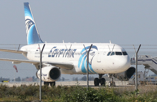 29일 카이로행 이집트항공 여객기가 공중에서 납치된 후 키프로스공화국 라르나카 공항에 비상착륙했다./라르나카=AFP연합뉴스