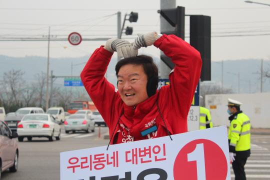 민경욱 새누리당 인천 연수을 후보가 도로변에서 출근길 인사를 하고 있다.