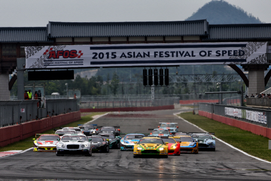 2015 AFOS 국제대회에서 GT ASIA 클래스 차량들이 우승을 향해 출발하고 있다. /사진제공=전남개발공사