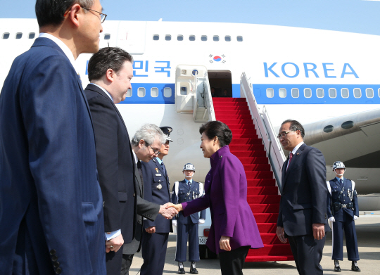 박근혜 대통령 미-멕 순방위해 출국…워싱턴서 북핵 국제공조 촉구