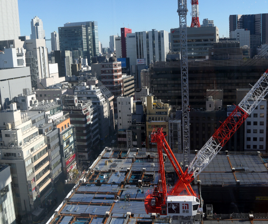 수백년간 대를 이어온 점포들이 대표했던 일본 도쿄 긴자지구에 대형빌딩 신축공사가 진행되고 있다./연합뉴스